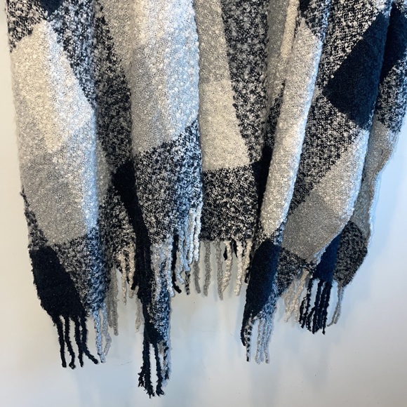 Woolrich Poncho - Picture 3 of 4